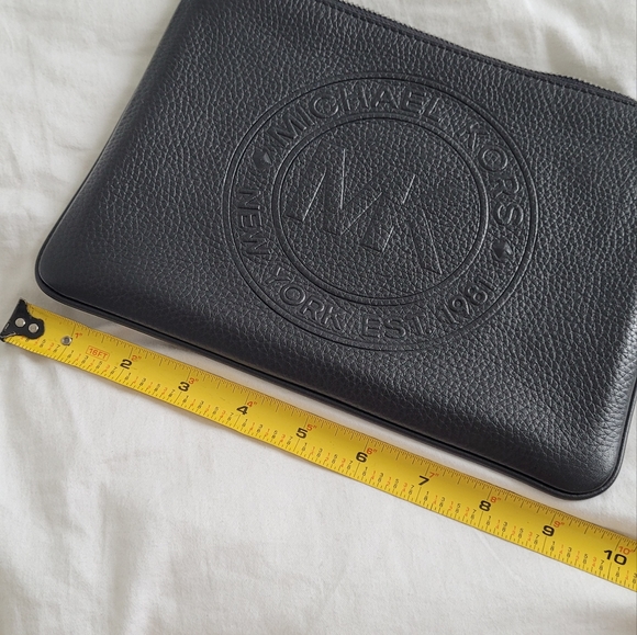Michael kors wristlet - Picture 5 of 6